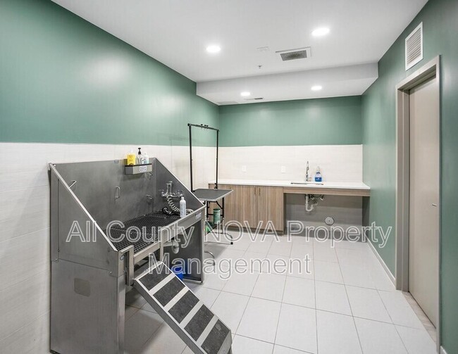 Building Photo - 635 Slaters Ln