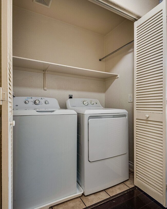 Building Photo - Beautiful 3 Bedroom, 2 Bathroom Townhouse w/ attached 1 Car Garage & Community Pool.