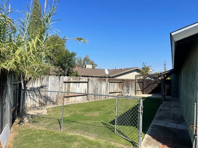 Building Photo - NE home for Rent – Spacious 3 Bedroom, 2 B...
