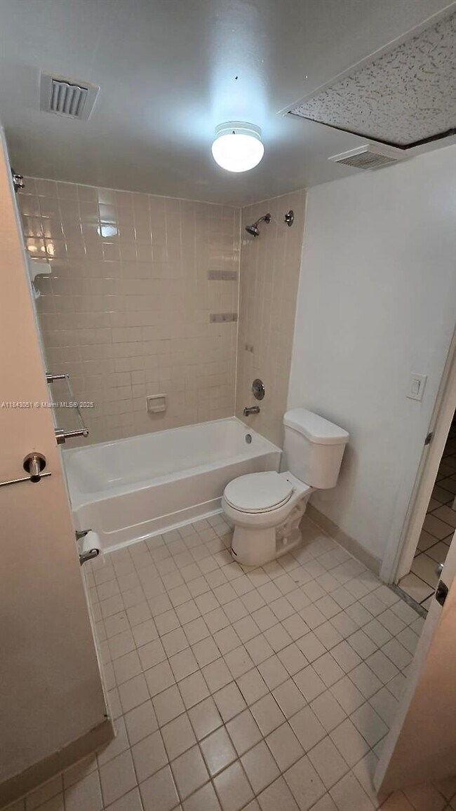Building Photo - 2811 N Oakland Forest Dr
