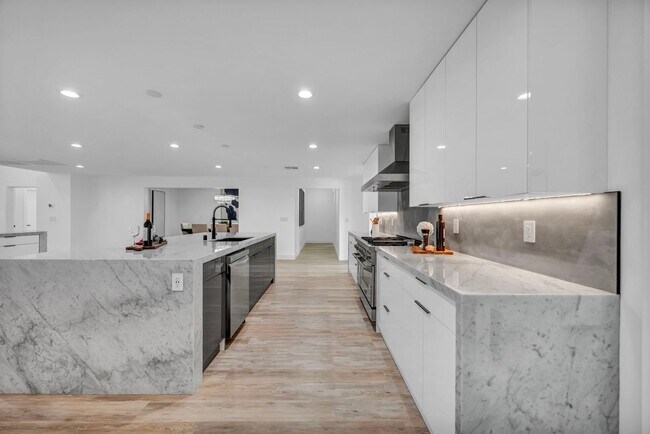 Building Photo - Meticulously renovated single-story contemporary estate