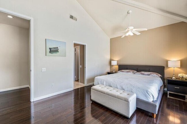 Building Photo - 142 Lakeshore Dr