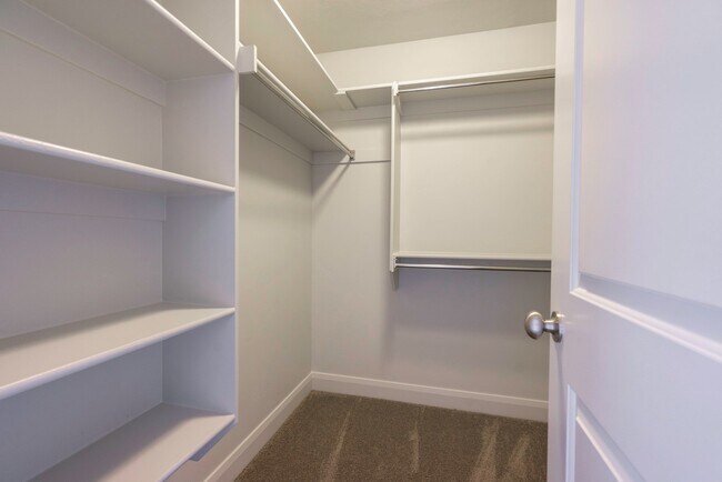Building Photo - 3 Bedroom Townhome in Hidden Valley with C...