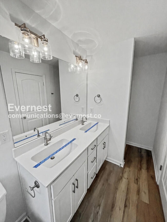 Building Photo - 3 Bed, 2.5 Bath Home with Fenced Yard & Garage / Available Now!