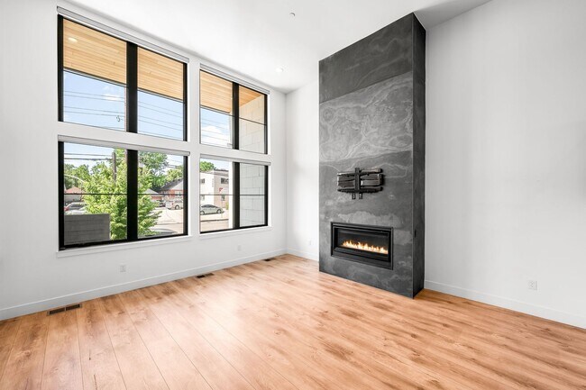 Building Photo - LUX 3BD, 5BA Modern Townhome at 9th & CO Near Congress Park