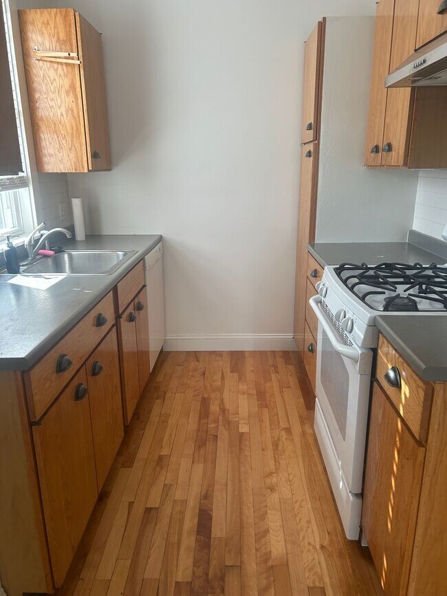 Building Photo - Beautiful 3BR/1.5BA Home Available Septemb...