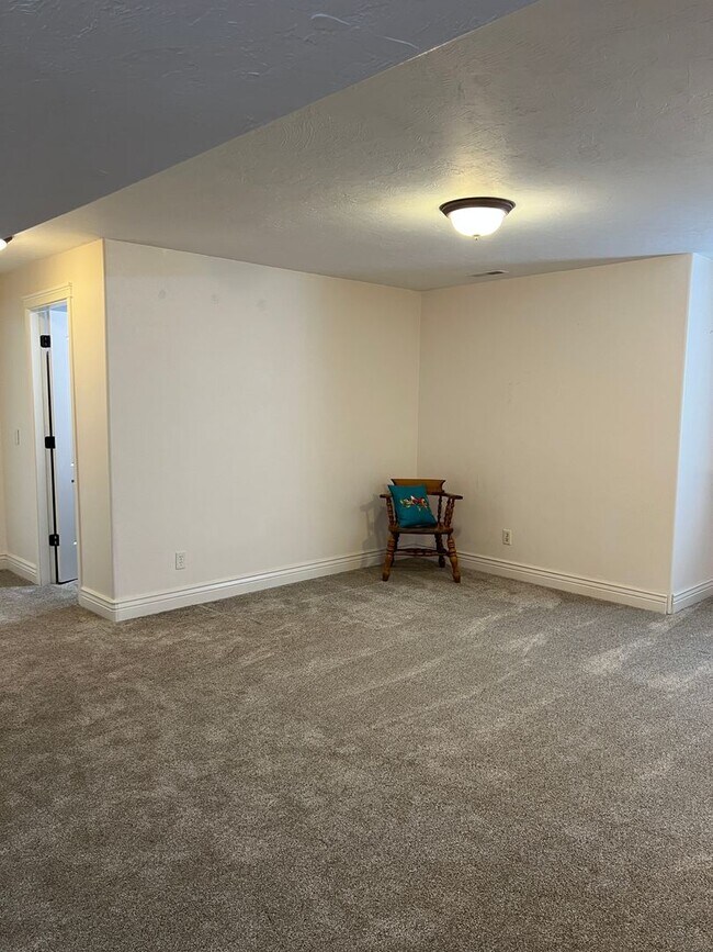 Building Photo - Stunning 5-Bed, 3.5-Bath Twin Home on the Rexburg Hill | Flexible Lease Options Available!