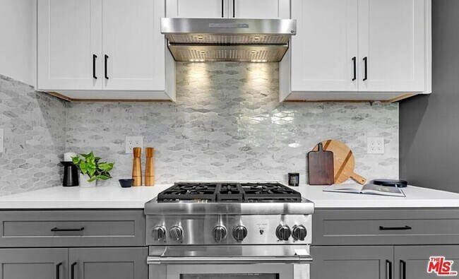 Building Photo - 418 N Bowling Green Way