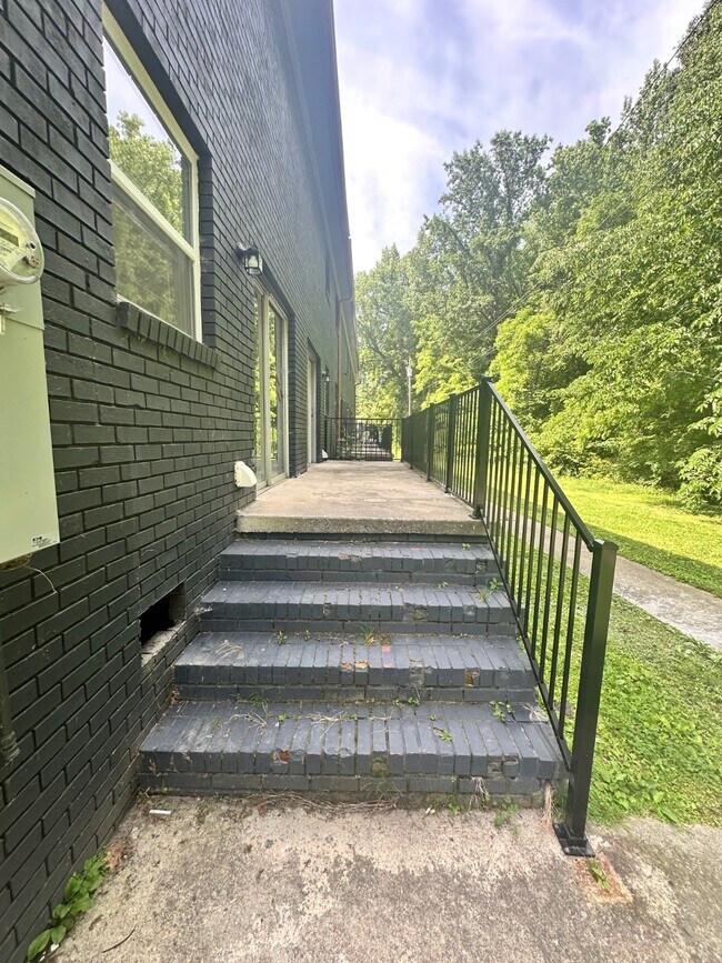 Building Photo - 1462 Sherwood Dr