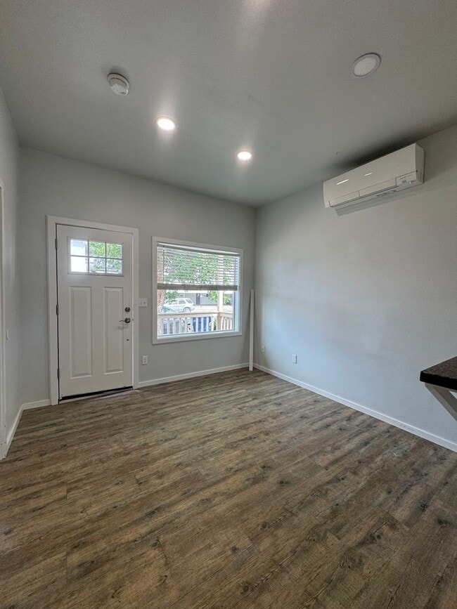 Building Photo - Beautifully Remodeled House