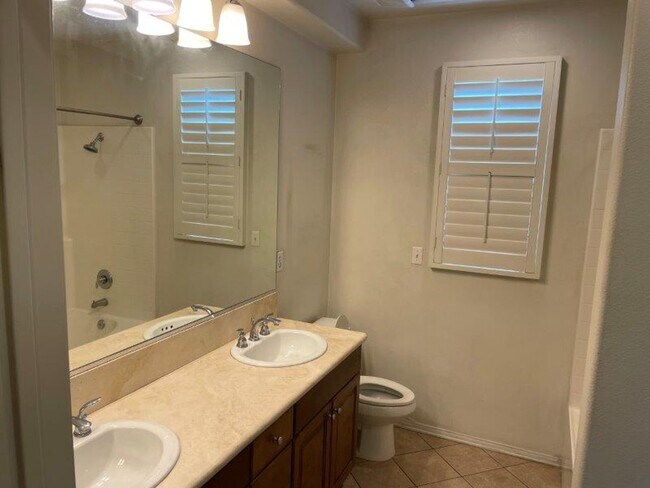 Building Photo - Luxurious 2 bed/ 2 bath townhouse in guard...
