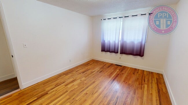 Building Photo - * DESIRABLE MILWAUKIE HOME!  A GARDENER'S ...