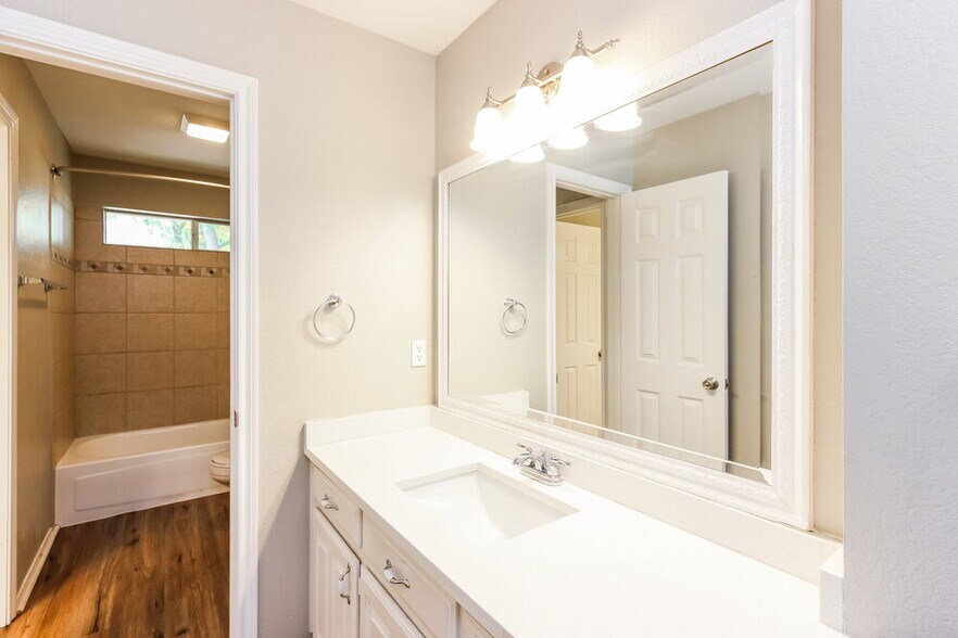 Building Photo - 1804 Sandalwood Ln