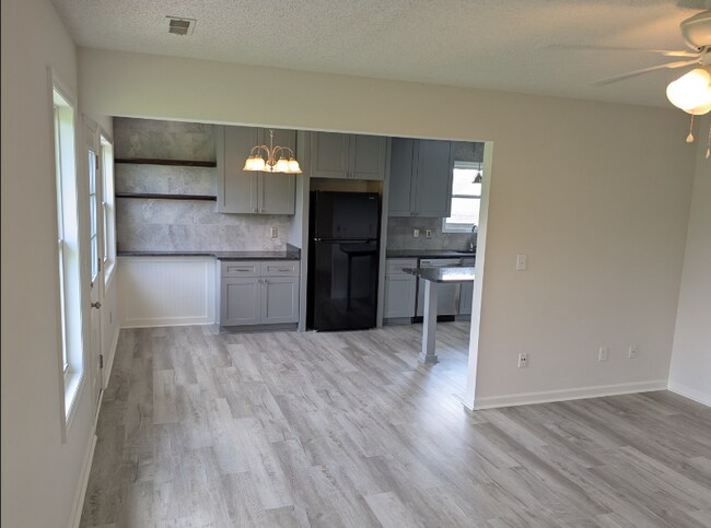 Building Photo - 102 Populus Dr