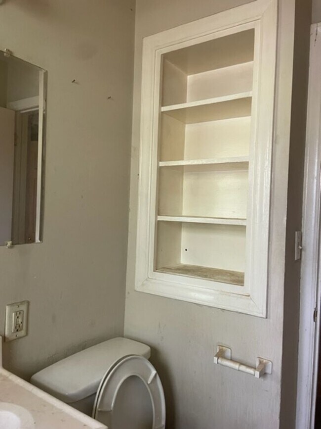 Building Photo - Three Bedroom One bathroom home for Rent