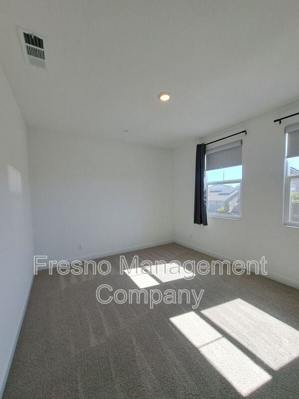 Building Photo - 911 Blue Oak Lane W
