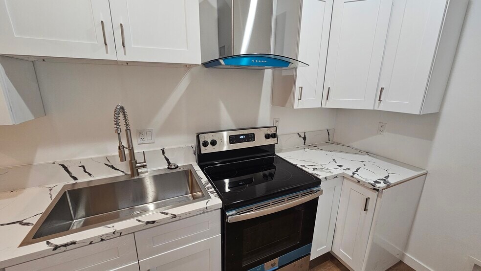 Building Photo - 15011 Hartland St