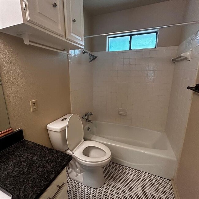 Building Photo - 3901 Knollwood Dr