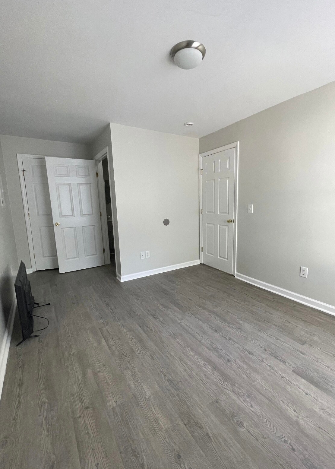 Building Photo - 905 Riverside Dr