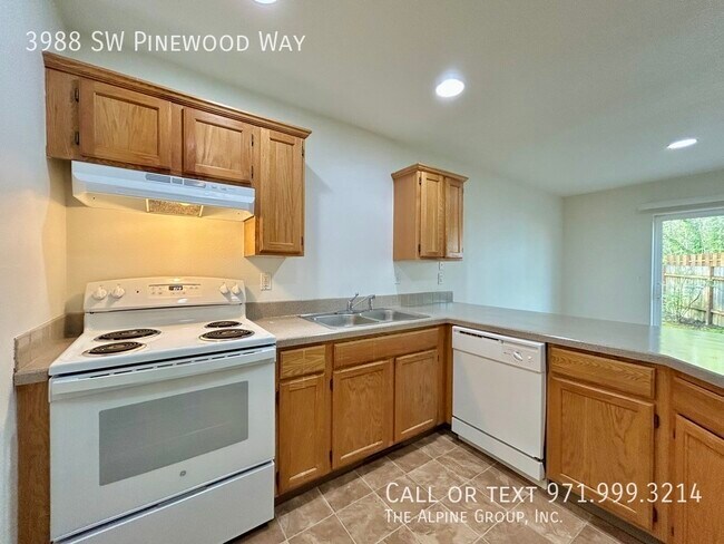 Building Photo - 3988 SW Pinewood Way