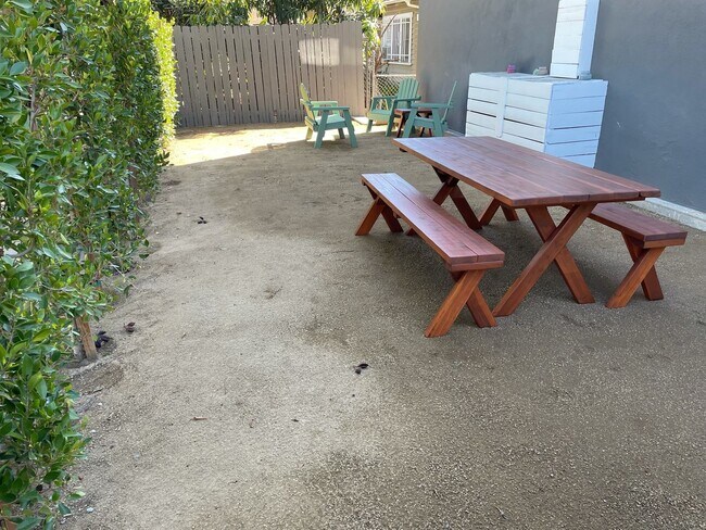 Building Photo - 2 Bed / 1 and 1/2 Bath Townhouse in Highla...