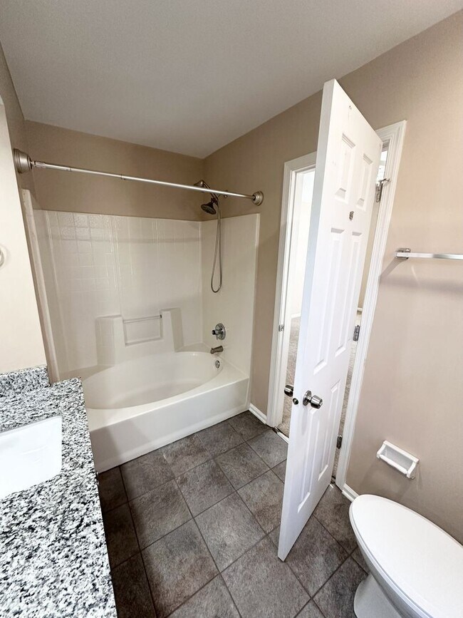 Building Photo - Updated Condo Near Shore Drive