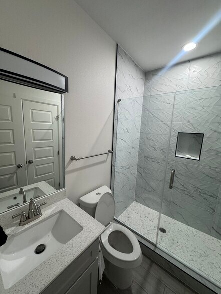 Building Photo - 2421 N Valley Cir