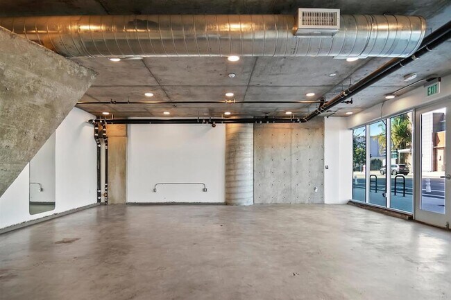 Building Photo - 5750 Hollywood Blvd