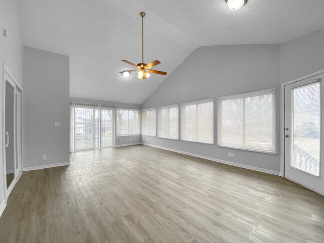 Building Photo - Beautiful 3 Bed 2.5 Bath Ranch Home with Garage in Raytown, MO