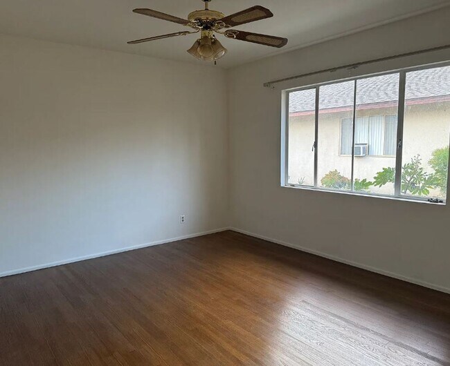 Building Photo - 523Bald