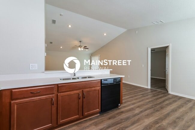 Building Photo - 4 Bedroom Pet-Friendly Home in MULBERRY, FL with Main Street Renewal