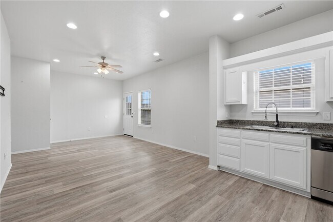 Building Photo - 3402 SW Windrift Ave