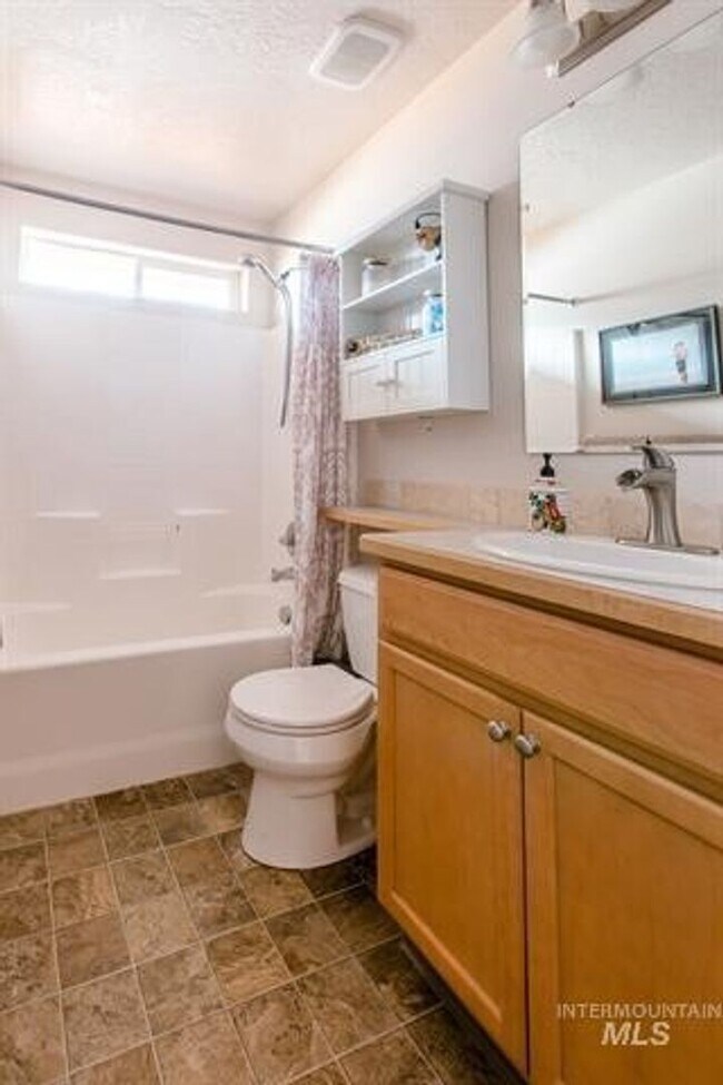 Building Photo - Beautiful 3 bed 2 bath home in the perfect Boise area just off Five Mile Rd and Lake Hazel Rd