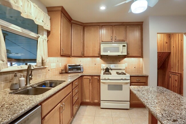 Building Photo - 113 E Woodland Dr