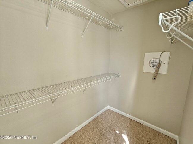 Building Photo - 6918 Roundleaf Dr