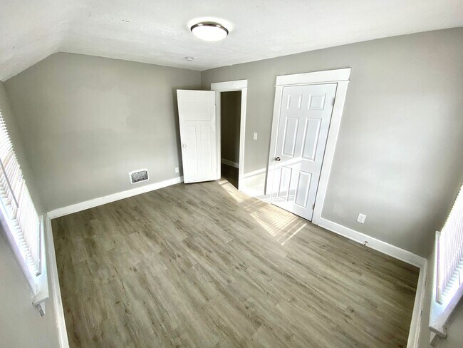 Building Photo - Newly Rehabbed Single Family in Dayton!: N...