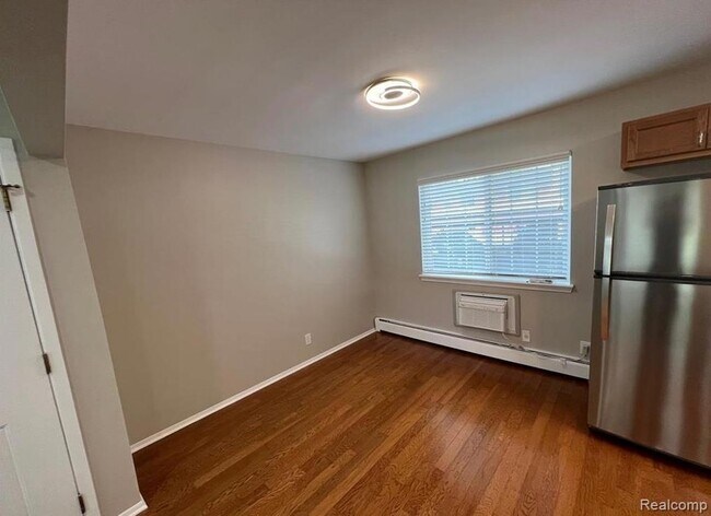 Building Photo - 2445 Torquay Ave