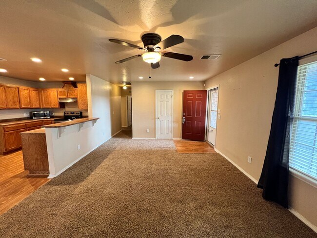 Building Photo - $500 OFF FIRST MONTHS RENT | Sweet Home in Hope Crossing!