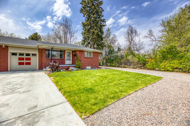 Private yard for to enjoy the outdoors - rare in the city. - 1735 Upham St