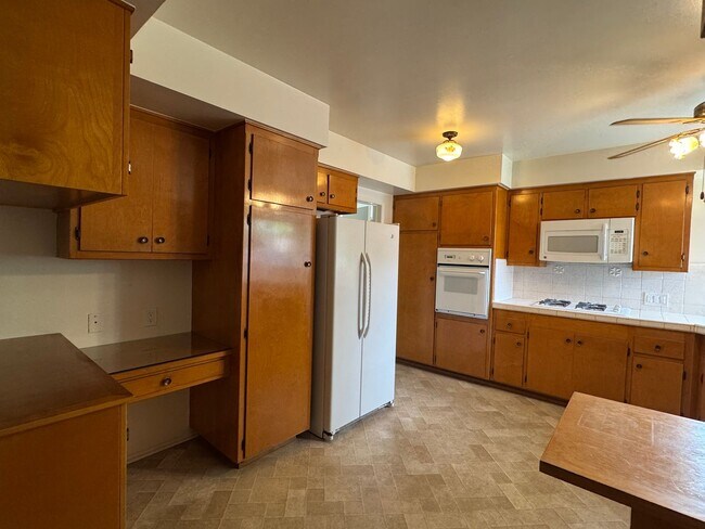 Building Photo - Beautiful Glendora Home in Desireable Area