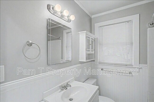 Building Photo - 2149 Vermont Ave