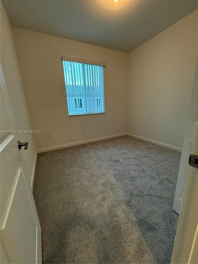 Building Photo - 676 SE 14th St