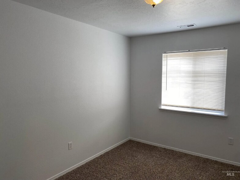 Building Photo - 116-118 NE Lotus Ct