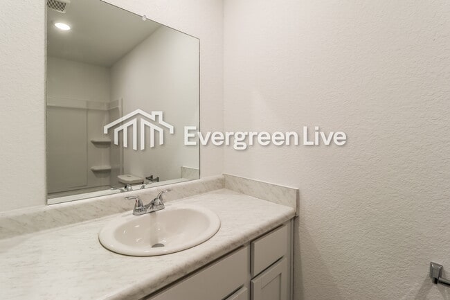 Building Photo - 44 10 Point Ln