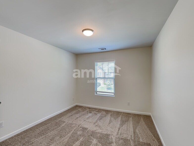 Building Photo - 290 Maxton Ave