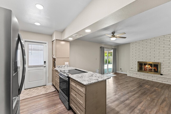 Building Photo - 1135 E Palmcroft Dr