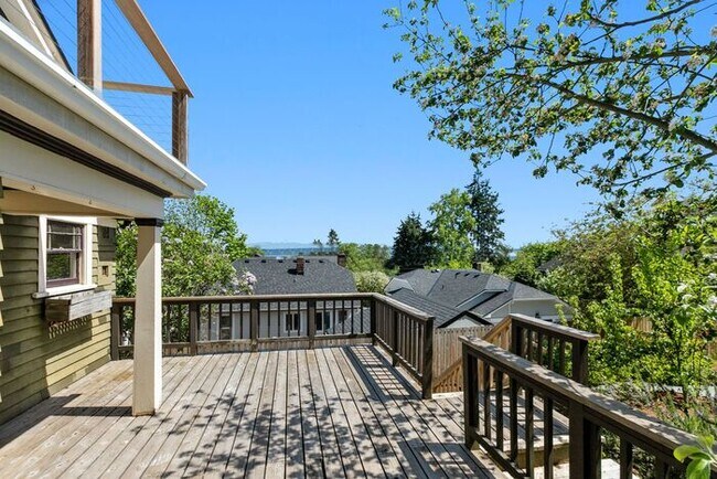 Building Photo - Charming AIR CONDITIONED Leschi Craftsman