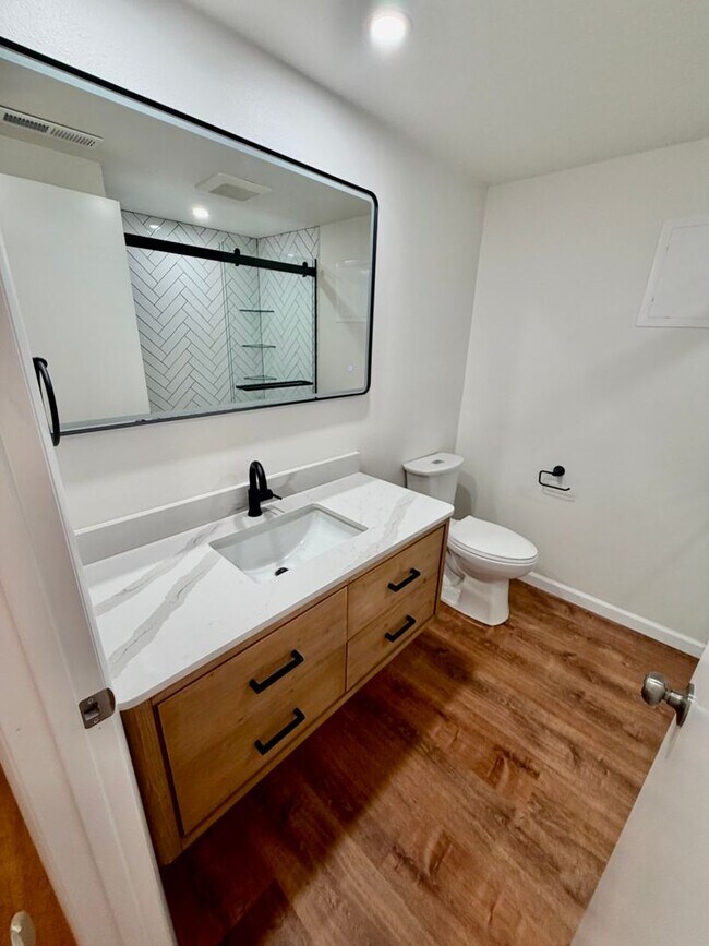 Building Photo - Spacious, Remodeled 5bd/3bath Cherry Park Home with Large Fenced Garden and Finished Basement