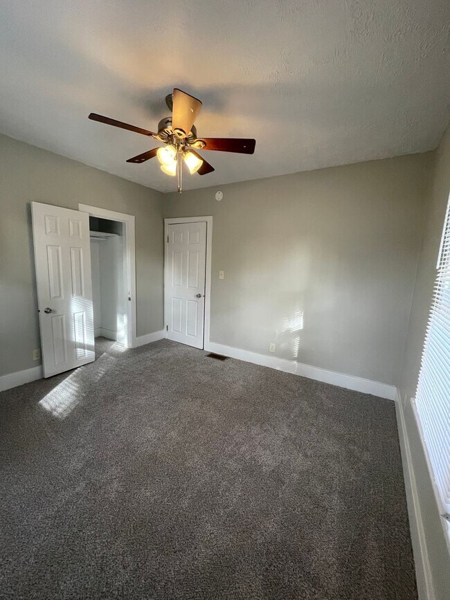 Building Photo - MOVE IN READY!!