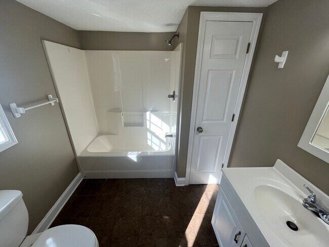 Building Photo - Available NOW! Cute home on 0.75 acres!